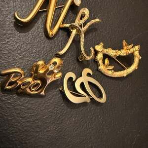 Vintage Gold Tone Brooch Lot  (5)